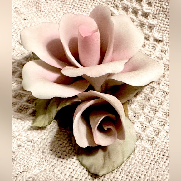 Vtg Napoleon Capodimonte Hand-Painted Porcelain Ivory Rose Sculpture - 1980's - Picture 5 of 10